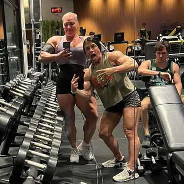 We work but nothing wrong with having fun doing it. Arm day with @helletrevino  #photobomb bomb 💣 

 𝗧𝗲𝗮𝗺 𝟰 𝗣𝗿𝗼 𝗖𝗼𝗮𝗰𝗵𝗲𝘀
@ginacavaliero
@helletrevino 
@ireneandersenifbbpro 

@𝗧𝗲𝗮𝗺𝟰𝗣𝗿𝗼𝗰𝗼𝗮𝗰𝗵𝗶𝗻𝗴 𝗦𝗲𝗿𝘃𝗶𝗰𝗲𝘀
- 𝘖𝘯𝘭𝘪𝘯𝘦 𝘊𝘰𝘢𝘤𝘩𝘪𝘯𝘨 
- 𝘓𝘪𝘧𝘦𝘴𝘵𝘺𝘭𝘦/𝘞𝘦𝘪𝘨𝘩𝘵 𝘓𝘰𝘴𝘴 
- 𝘛𝘳𝘢𝘪𝘯𝘪𝘯𝘨 𝘗𝘭𝘢𝘯𝘴/𝘚𝘦𝘴𝘴𝘪𝘰𝘯𝘴
- 𝘕𝘶𝘵𝘳𝘪𝘵𝘪𝘰𝘯 𝘗𝘭𝘢𝘯𝘴
- 𝘎𝘶𝘵 𝘏𝘦𝘢𝘭𝘵𝘩
- 𝘏𝘦𝘢𝘭𝘵𝘩 𝘚𝘶𝘱𝘱𝘰𝘳𝘵 𝘎𝘶𝘪𝘥𝘢𝘯𝘤𝘦
- 𝘓𝘪𝘧𝘦 𝘊𝘰𝘢𝘤𝘩𝘪𝘯𝘨 
- 𝘗𝘰𝘴𝘪𝘯𝘨 

𝗗𝗠 𝗼𝗿 𝗲𝗺𝗮𝗶𝗹 𝘁𝗲𝗮𝗺𝟰𝗽𝗿𝗼𝗶𝗻𝗳𝗼@𝗴𝗺𝗮𝗶𝗹.𝗰𝗼𝗺 𝗳𝗼𝗿 𝗶𝗻𝗳𝗼 𝗮𝗻𝗱 𝘁𝗼 𝗷𝗼𝗶𝗻 𝗼𝘂𝗿 𝘁𝗲𝗮𝗺.